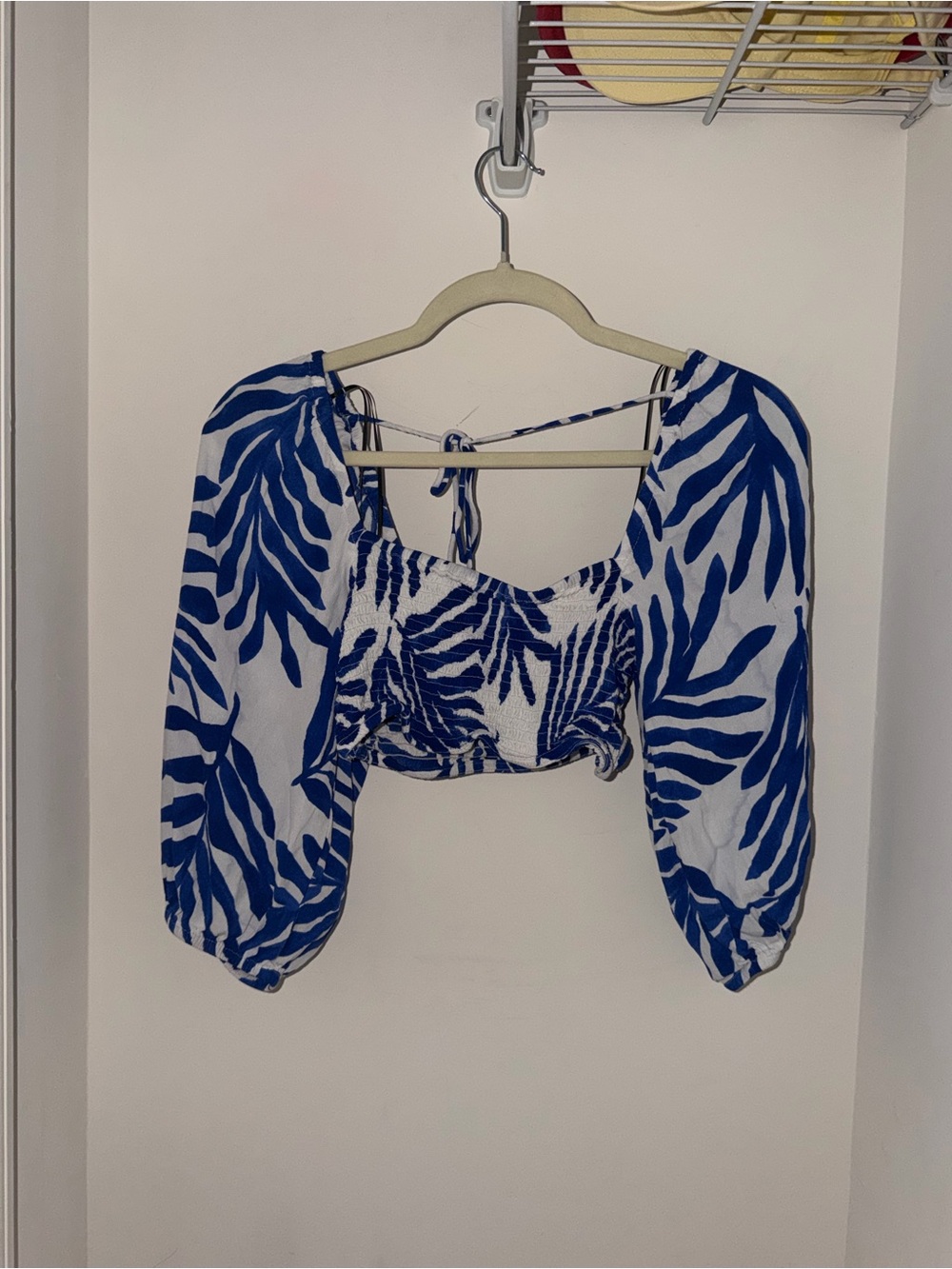 H&M Women’s Blue and White Print Puff-Sleeve Crop Top
